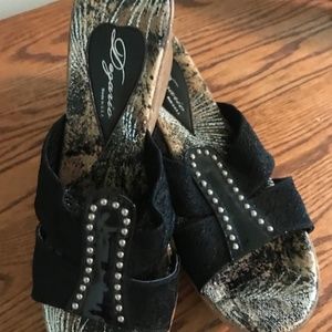 DEZARIO SLIP ON- Like new